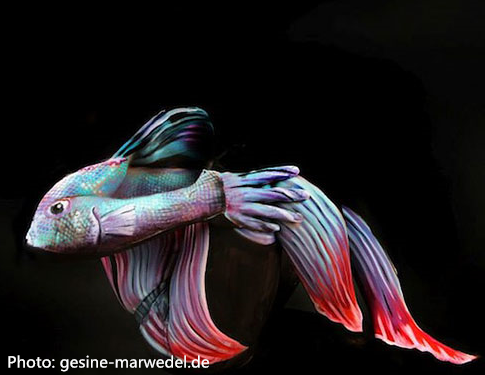 Kamuflase manusia yang menyerupai hewan ini nyaris sempurna